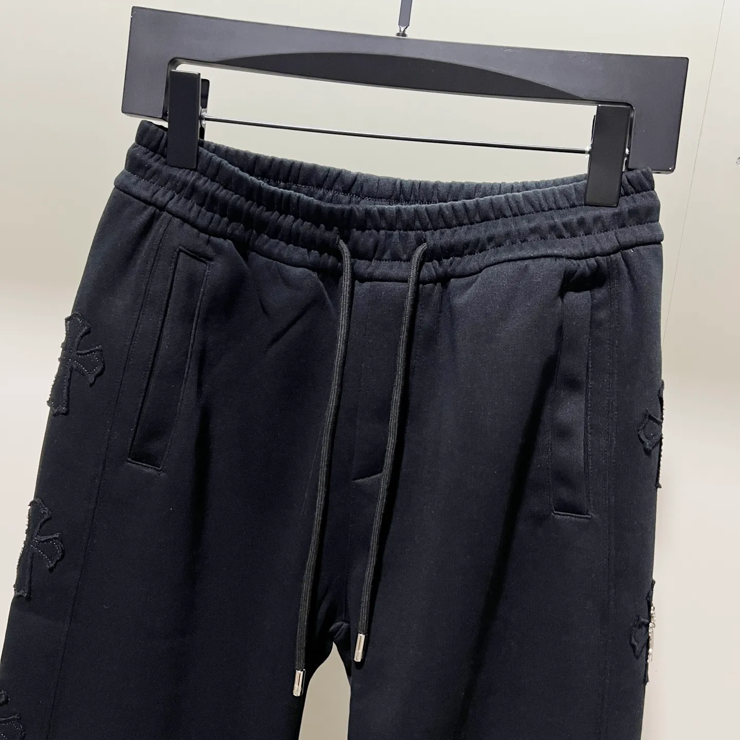 P260 chromehearts/Chrome heart selected 400g custom fabric sweatpants, classic side patch cross embroidery🪡hardware crafts logo, official synchronization, 1:1 original mold opening, fashion personality, versatile trend, pure original quality, original washed fabric, tag, collar label, washed wheat, complete three labels, color: black, gray. Size: M-3XL